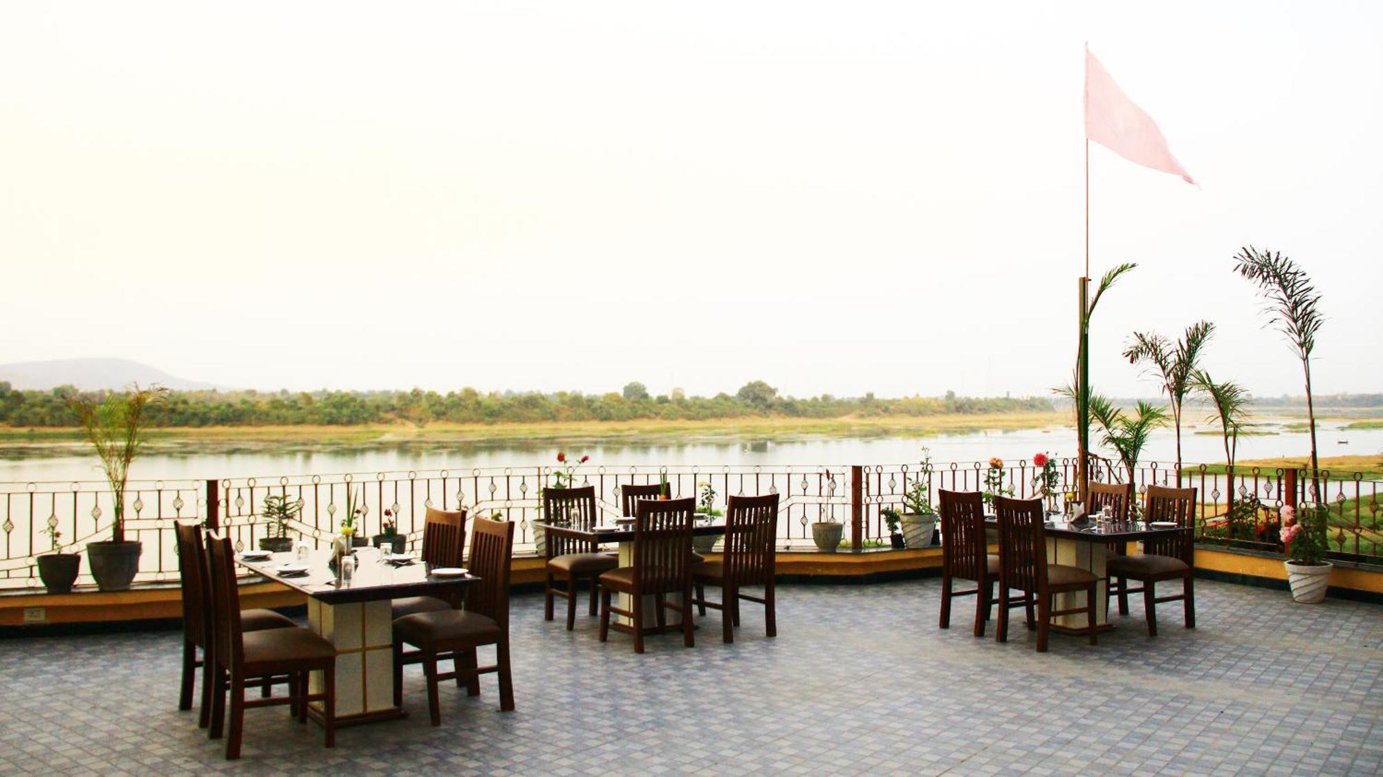 Treehouse Narmade A Riverfront Resort & Spa Narmadapuram Hoshangabad Exterior photo