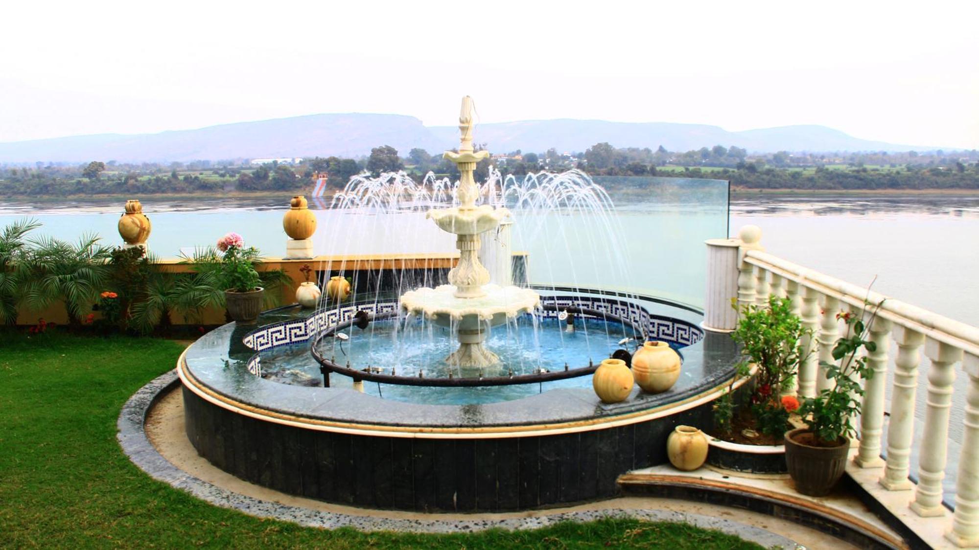 Treehouse Narmade A Riverfront Resort & Spa Narmadapuram Hoshangabad Exterior photo